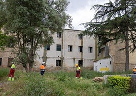 Primeros operarios en las instalaciones conventuales para iniciar oficialmente su desmontaje.