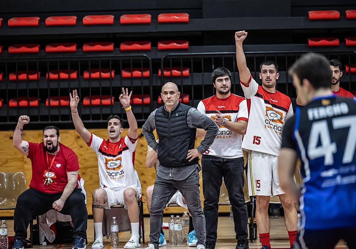 Arbués, en el banquillo del Cocinas.com en un partido en Lobete.