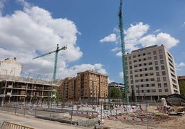 Trabajos de construcción en una de las promociones de vivienda nueva en Logroño.