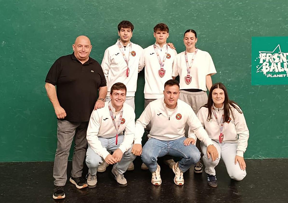 El equipo riojano posa con las medallas logradas en Pamplona.
