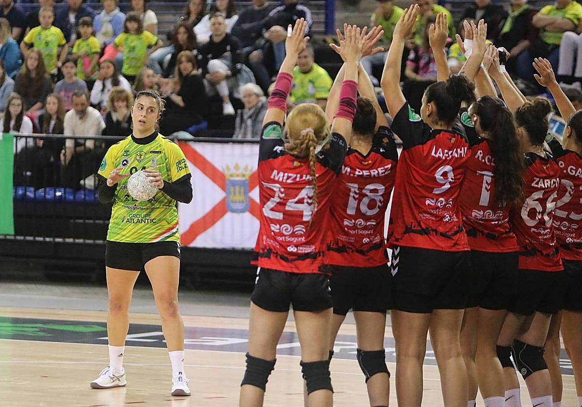 Andrea Loscos prepara el lanzamiento a portería ante el Morvedre en el primer encuentro del 'play down'.