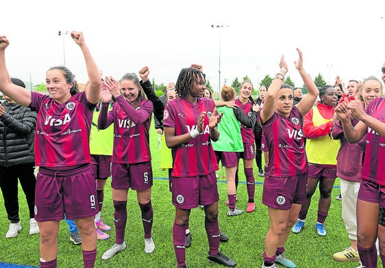 Las jugadoras del DUX celebran el pase en la anterior eliminatoria.