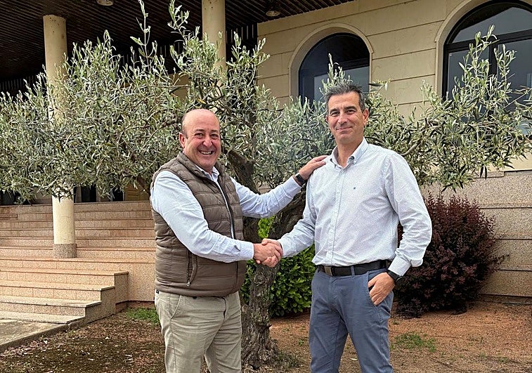 Ezquerro y Sánchez se dan la mano para reflejar el traspaso de poderes al frente de Fecoar.