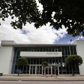 Fachada del edificio de las piscinas del Adarraga