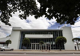 Fachada del edificio de las piscinas del Adarraga