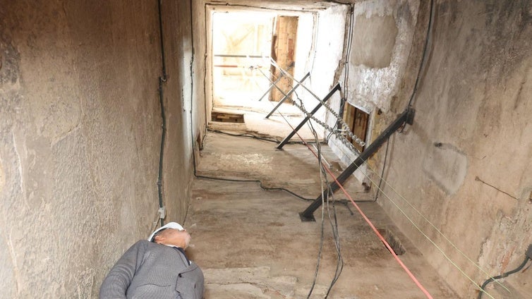 El alcalde de Logroño, Conrado Escobar, mirando el cuerpo de la torre que ha sido vaciado por su mal estado para el montaje de una nueva escalera.