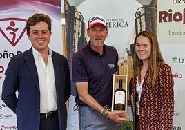 Mario y Alicia Entrena, cuarta generación de Bodegas Perica, junto al ganador de la categoría scratch.