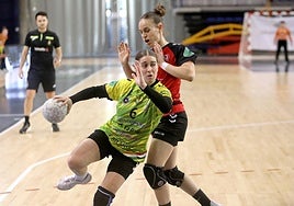 Blanca Benítez prepara su lanzamiento ante el Morvedre.