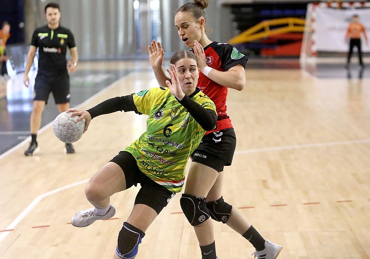 Blanca Benítez prepara su lanzamiento ante el Morvedre.