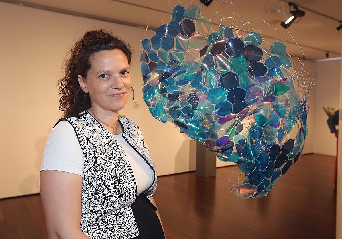 La artista mallorquina Cristina Viñals junto a su obra ganadora, 'Des-h-echos'.