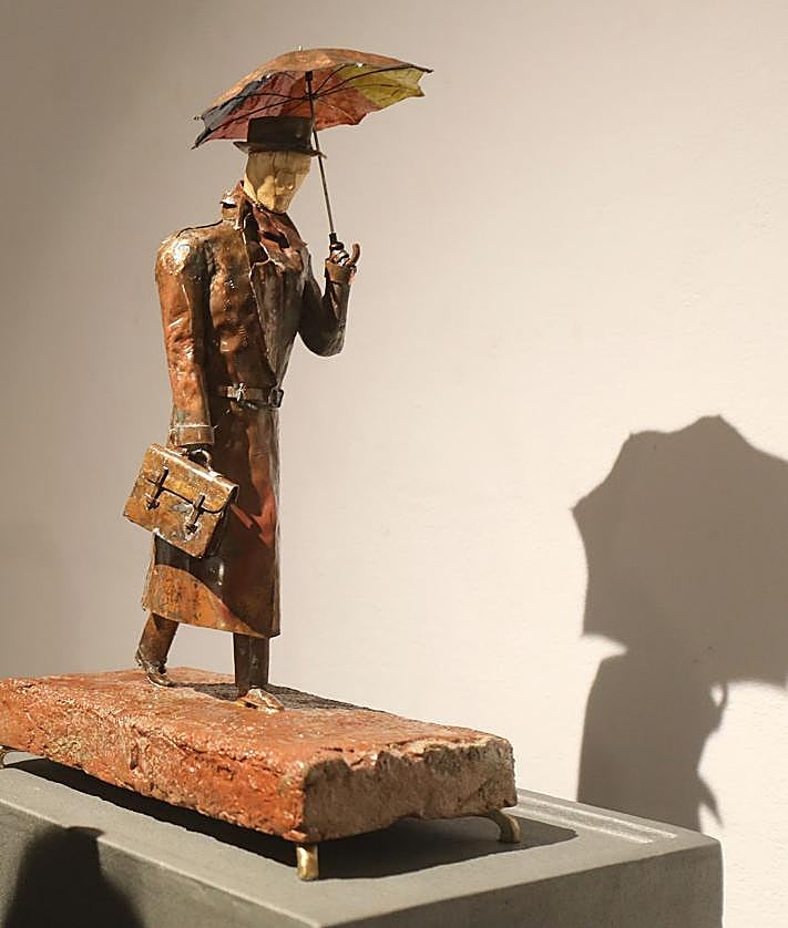 Imagen secundaria 2 - Distintas obras de la exposición y Laura Navarro junto a la 'Corazón de recuerdos', un busto de papel reconocido con una mención especial.