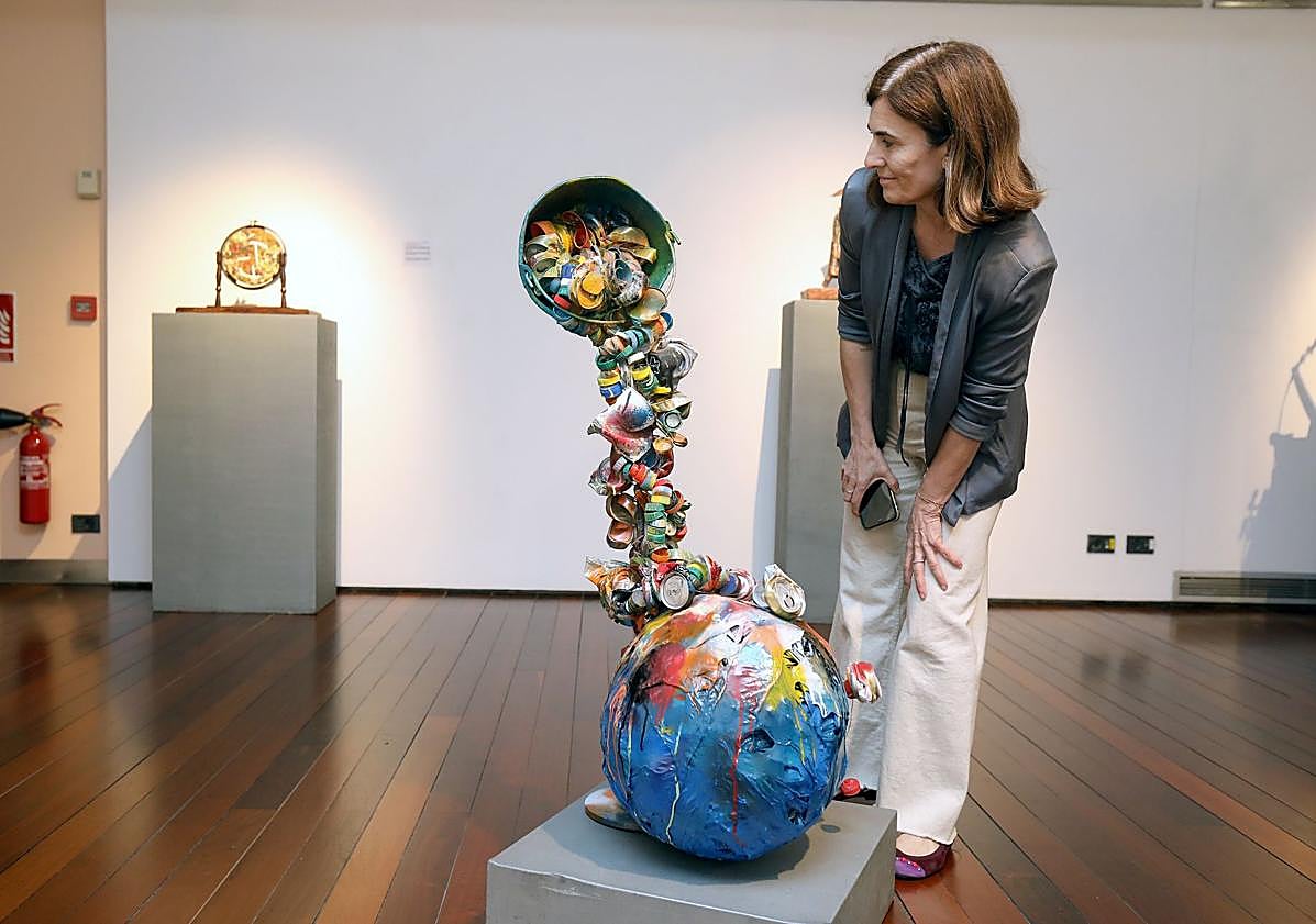 Imagen principal - Distintas obras de la exposición y Laura Navarro junto a la 'Corazón de recuerdos', un busto de papel reconocido con una mención especial.