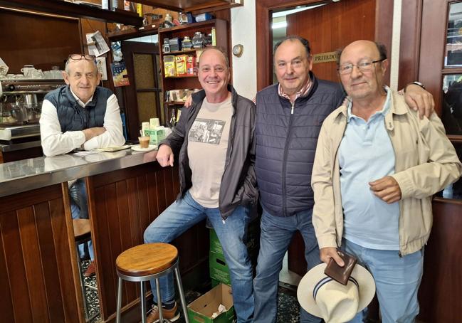 Orlando Maestre junto a unos clientes en el bar California.