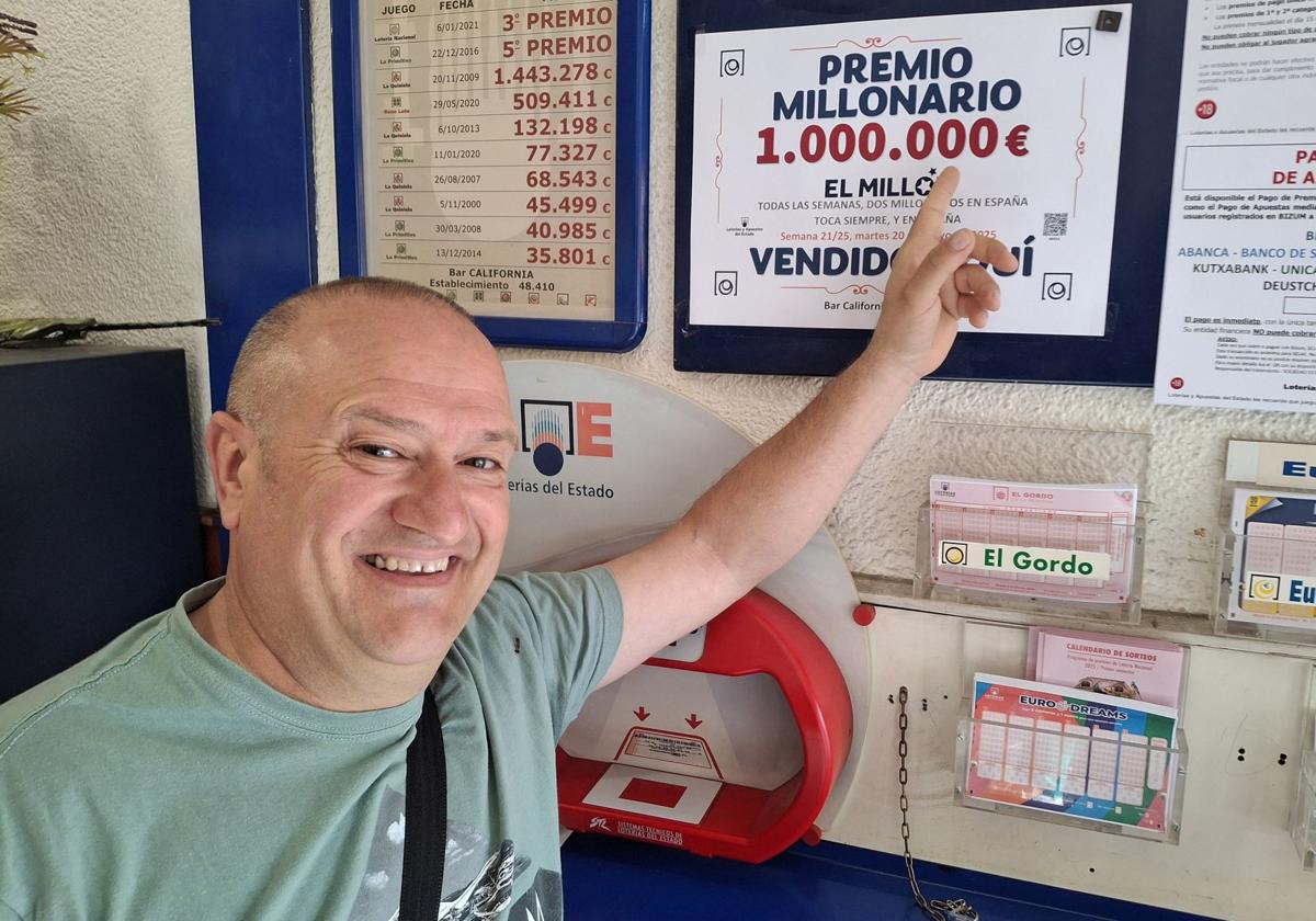 Domingo Contreras señala el cartel con el premio del sorteo Euromillones.