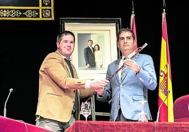 El socialista Javier Ruiz entregaba la vara de mando de Santo Domingo a David Mena tras la moción de censura.