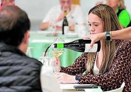 Una camarera sirve vino Finca de Santa Juliana a Alicia Entrena.