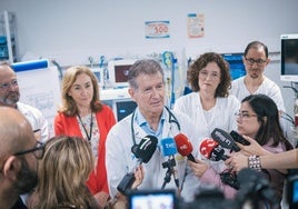 Luis Ángel González atiende a los periodistas, junto a María Martín y responsables médicos.