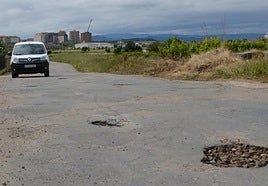 Un vehículo, sorteando baches en la carretera LR-482 que une Calahorra con la pedanía de Murillo.