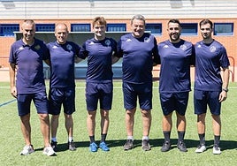 Adrián Cantabrana, segundo por la derecha junto a Pouso, es el nuevo entrenador de la SD Logroñés.