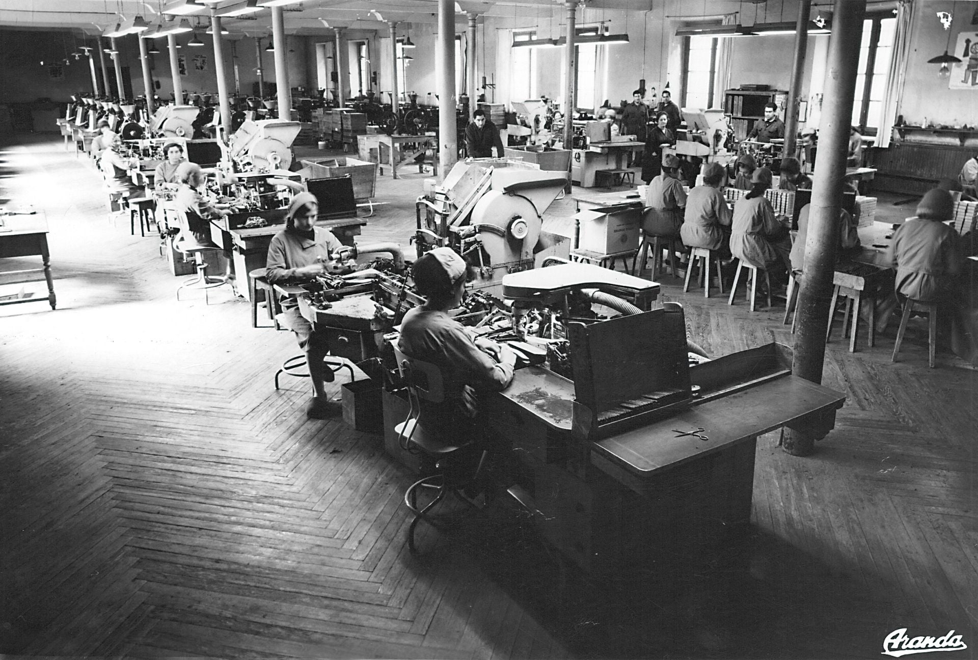 Cigarreras trabajando en la antigua fábrica de tabacos, en el edificio de La Merced en 1967.