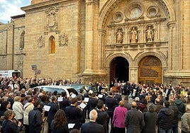 Adiós emocionado de centenares de personas a David Mena