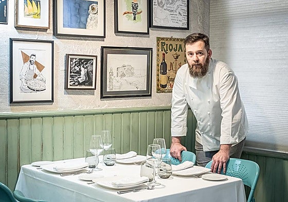Manuel Álvarez, hace unos años, en su restaurante autoleño.