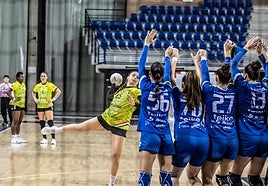 Marina González lanza un tiro libre ante el Elda.