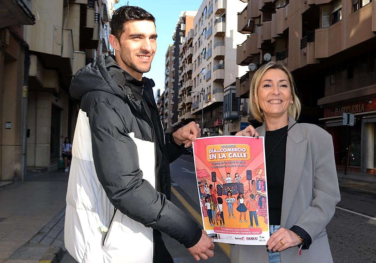 Carmelo Sota y Raquel Moral, en Bebricio con un cartel de la cita.