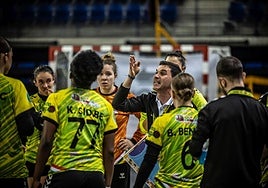 Luismi Ascorbe charla con las jugadoras del Grafometal en un tiempo muerto.