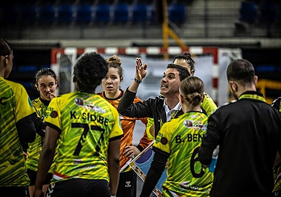 Luismi Ascorbe charla con las jugadoras del Grafometal en un tiempo muerto.