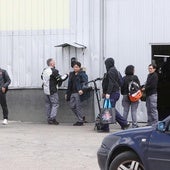 Trabajadores de CMP Automotive Sealing, la antigua Perteca, este viernes en la entrada de la empresa.
