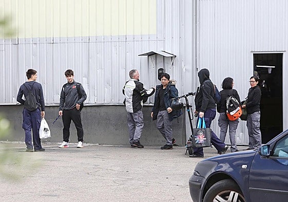 Trabajadores de CMP Automotive Sealing, la antigua Perteca, este viernes en la entrada de la empresa.