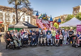 Foto de familia durante la jornada en la Plaza del Mercado.