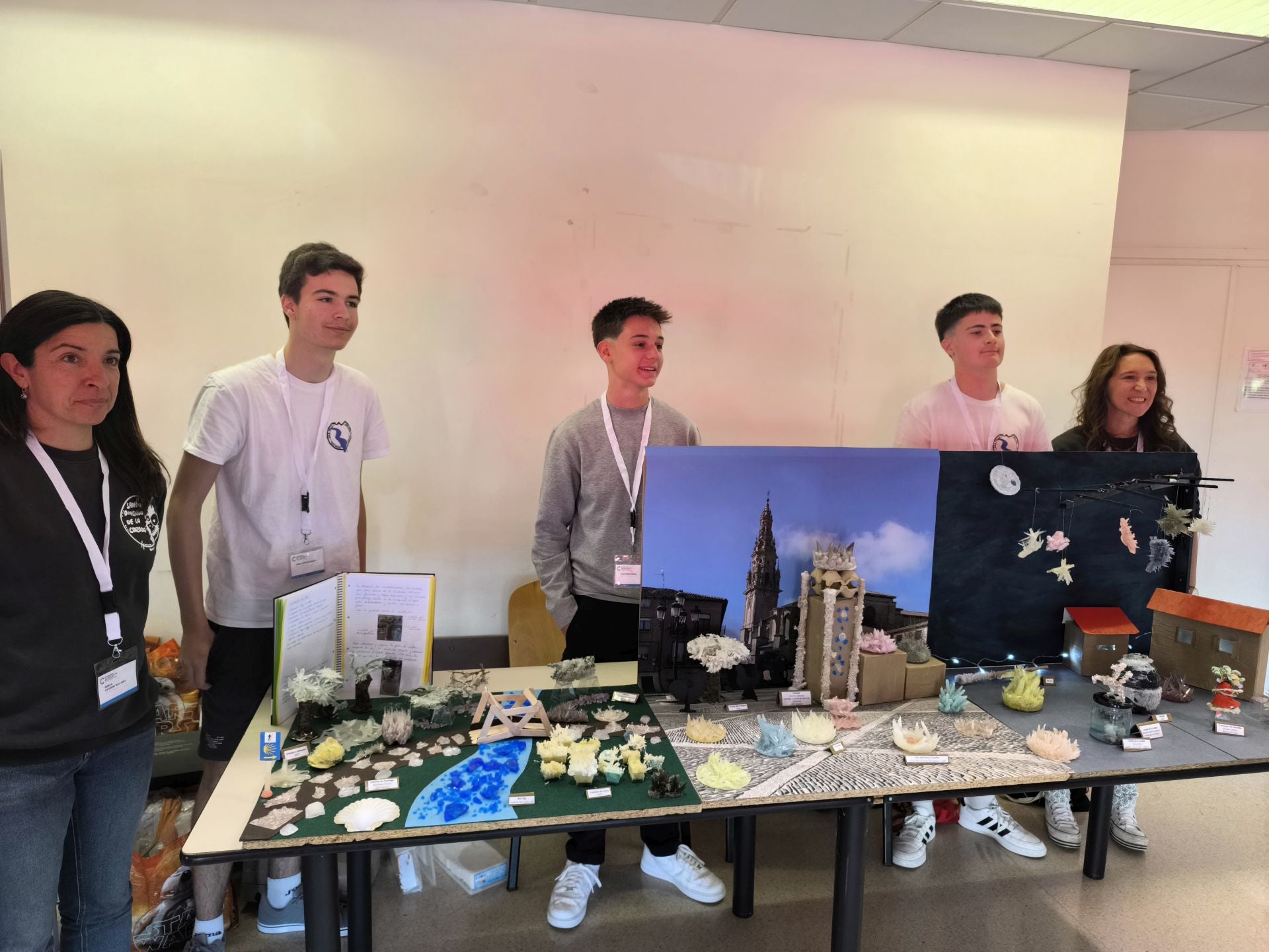 Representantes del IES Valle del Oja de Santo Domingo, con su exposición