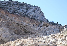 El riesgo que suponen las enormes rocas que han quedado colgadas en la ladera lleva a la prudencia a la hora de tomar acciones en la carretera.