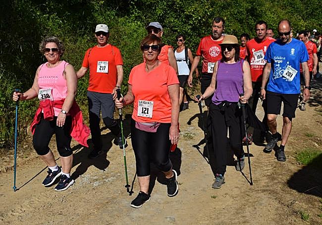 Grupo de participantes por un camino del valle de Ocón.