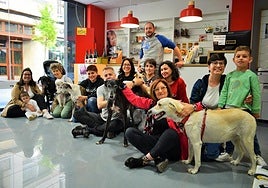 Carlos Senna (arriba) posa en su estudio junto a miembros de Colaboración Animal y dueñas de mascotas que acudieron a la jornada Sesiones Fotográficas Solidarias.