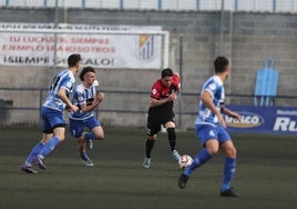 Chacón avanza con el esférico en el partido de ida entre Oyonesa y Arnedo.