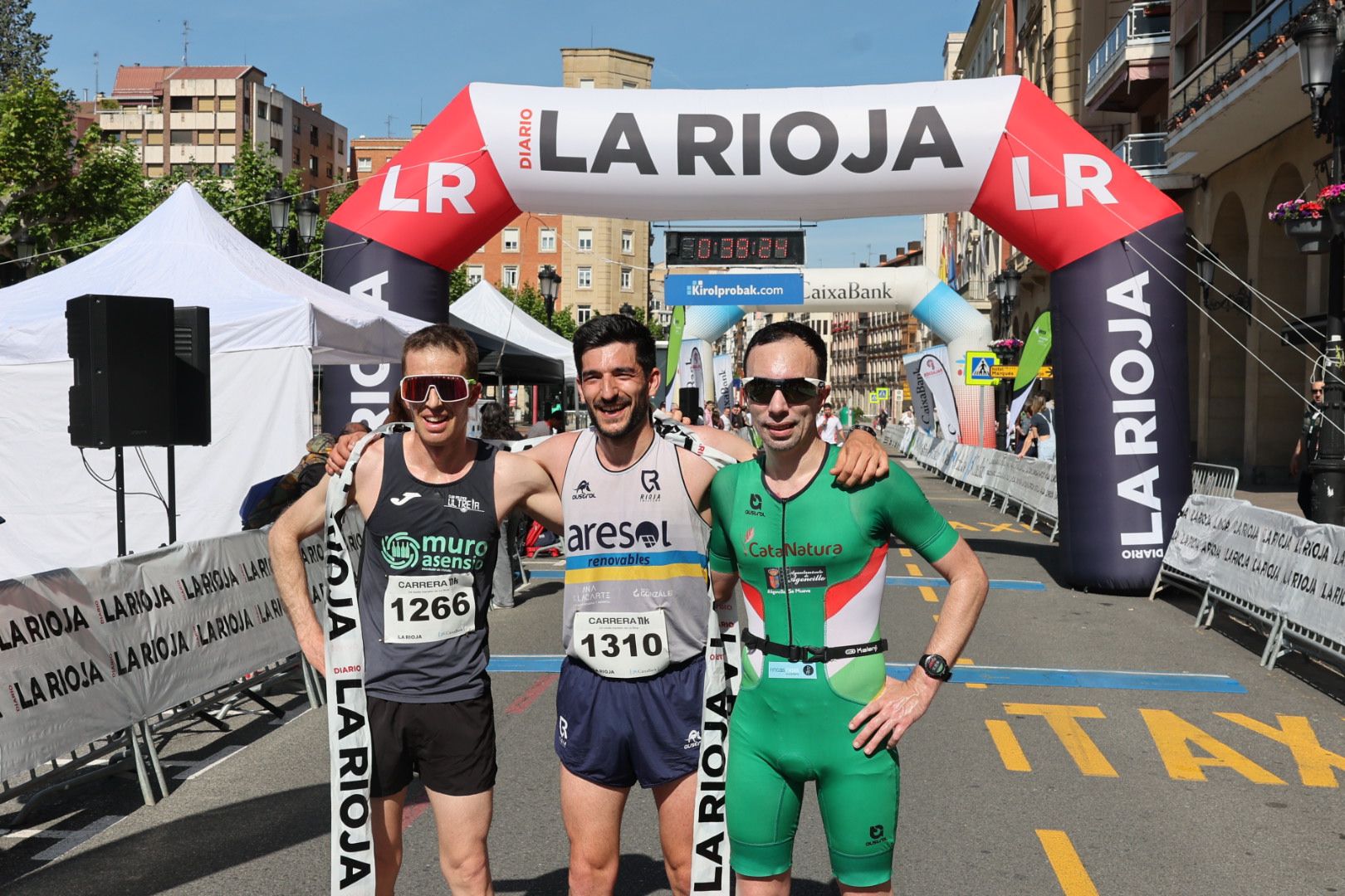 Adrián de Blas, que fue tercero, Óscar Moreno, ganador, y Sergio Tejada, segundo, tras cruzar la línea de meta.
