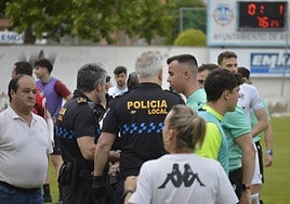 El colegiado habla con la Policía Local cuando se paró el partido.