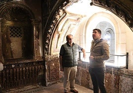 El abad, Francisco José Suárez, y el alcalde de Santo Domingo, Raúl Riaño, en la inauguración.