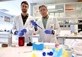 Óscar Suárez y Jesús Manuel Peregrina posan en un laboratorio de la UR.