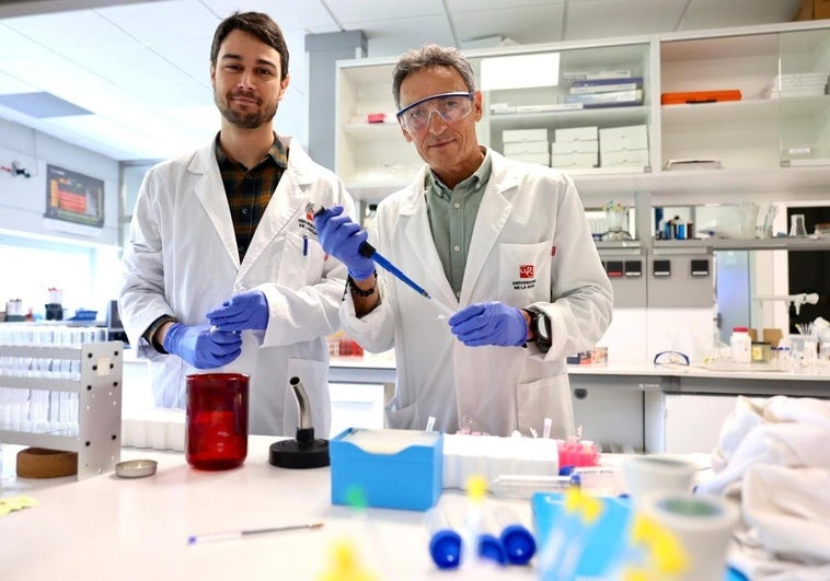 Óscar Suárez y Jesús Manuel Peregrina posan en un laboratorio de la UR.