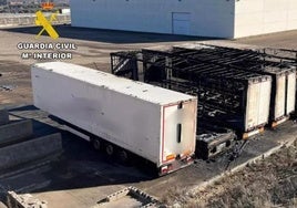 Remolques dañados en los incendios.
