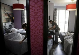 La limpieza, junto al cuidado de mayores, la hostelería o los servicios sociosanitarios continúan siendo sectores muy feminizados.