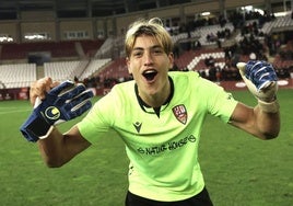 Pol Arnau festeja la victoria dela UD Logroñés sobre el Girona en la tanda de penaltis y con los guantes puestos.