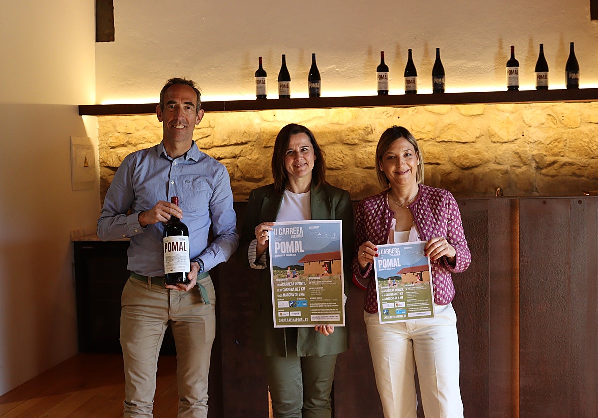 Manel Vergara, presidente del Club Maratón Rioja, Mayte Calvo de la Banda, directora de Bodegas Bilbaínas y Guadalupe Fernández, alcaldesa de Haro.