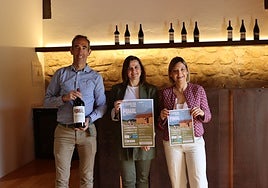 Manel Vergara, presidente del Club Maratón Rioja, Mayte Calvo de la Banda, directora de Bodegas Bilbaínas y Guadalupe Fernández, alcaldesa de Haro.