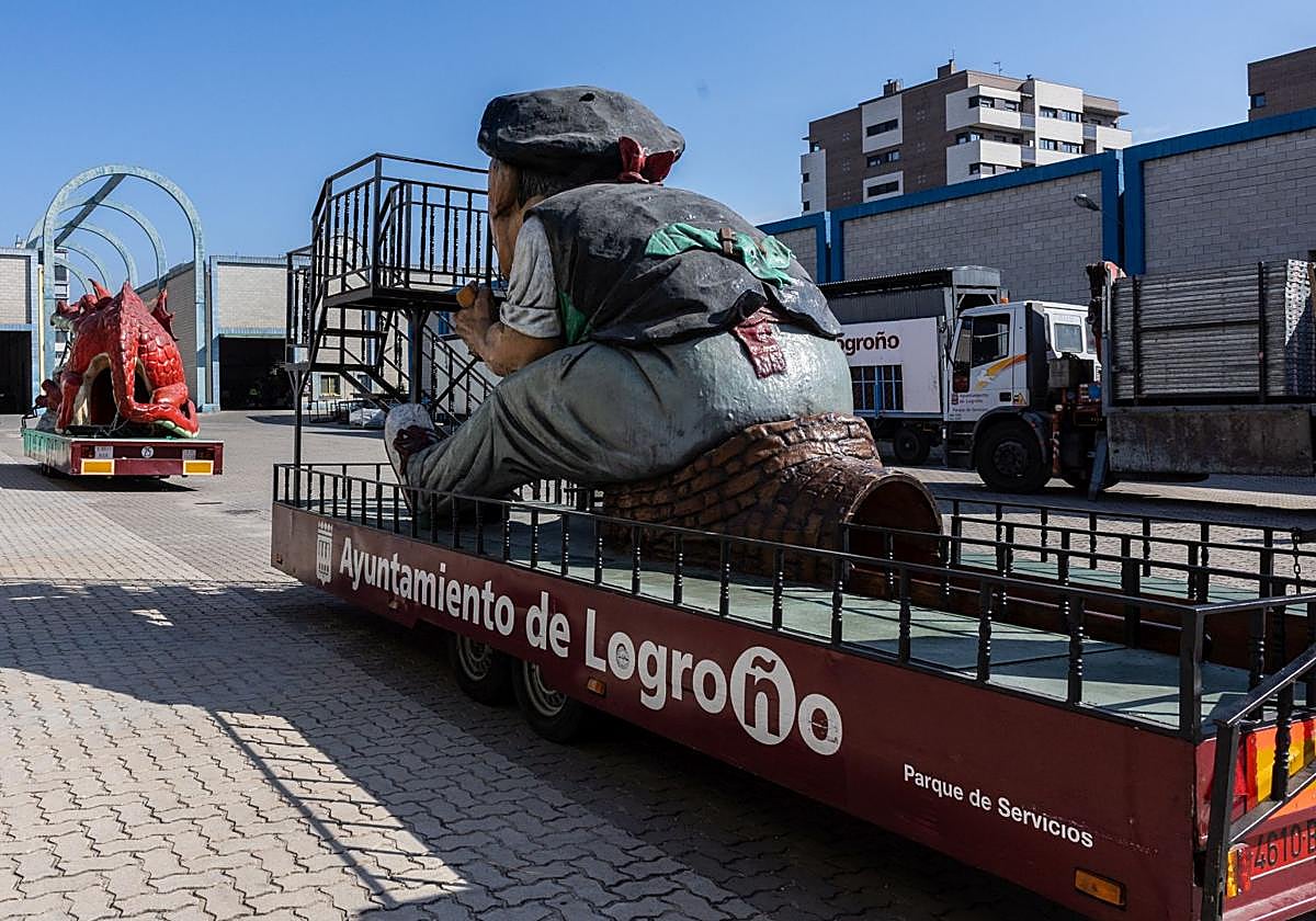 Tragantúa y dragantúa, en el Parque de Servicios, a la espera de cómo vaya la negociación.