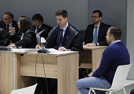 El acusado, junto a su abogado, en la sala de vistas de la Audiencia Provincial.